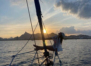 Rio de Janeiro: Tur Perahu Layar Saat Matahari Terbenam dengan Bar Terbuka