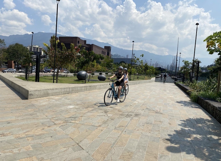 Picture 5 for Activity E-Bike City Tour Medellin with Local beer and Snacks