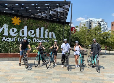 Tour della città in bici elettrica di Medellin con birra locale e snack