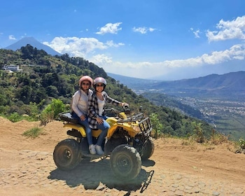 Antigua: Tour de montaña en cuatrimotos con entrada a Hobbitenango