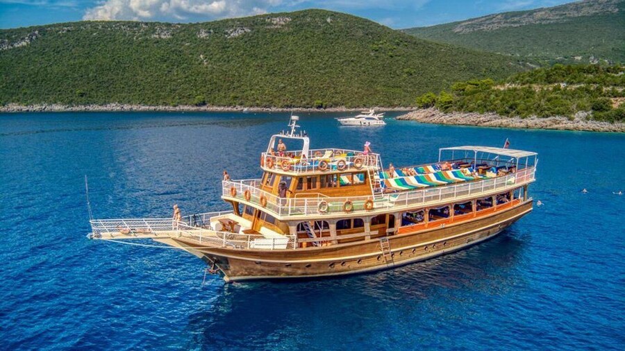 Tivat/Kotor: Boka Bay Full-Day Guided Cruise with Swim Stop
