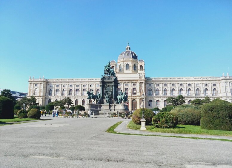 Picture 4 for Activity Vienna: Schönbrunn Palace and City Center Guided Tour