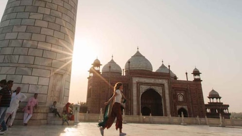 Tur Sunset Taj Mahal dengan Melewati Antrean & Pintu Masuk Lateral