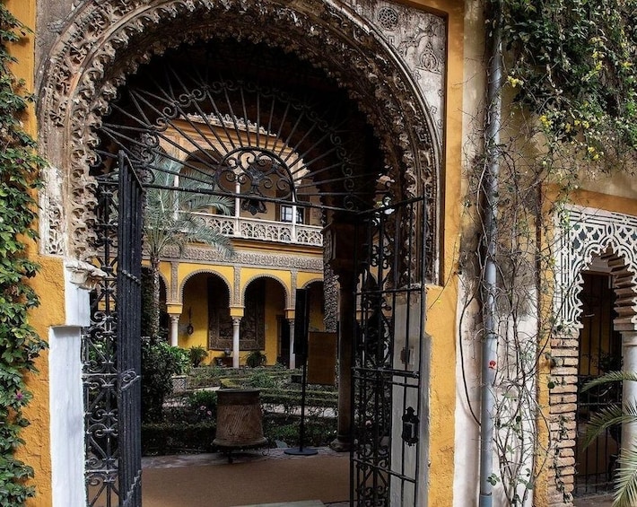 Visit the Palacio de Las Dueñas in Seville