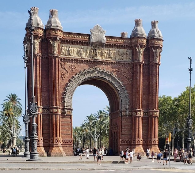 Picture 2 for Activity Barcelona: Guided City Sightseeing Tour by Bike or E-Bike