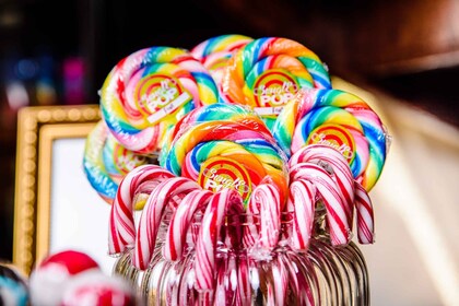 Besuche unseren Candy Store mit einem großen, leckeren Regenbogen-Lollipop