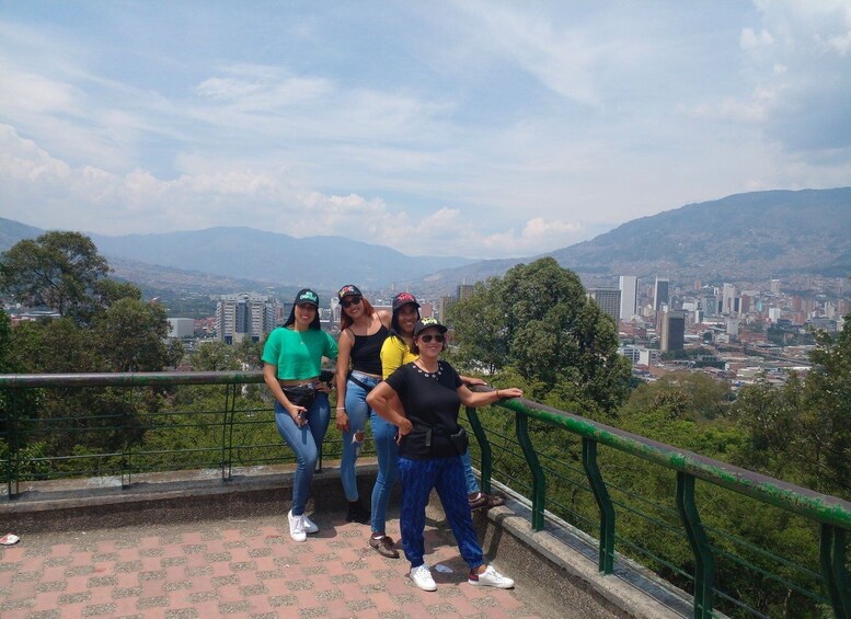 Picture 1 for Activity City tour,comuna 13,metro cable,parque botero,pueblito paisa