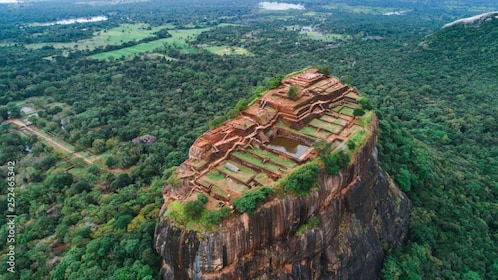 Colombo/Negombo: tour de un día a Sigiriya, la cueva de Dambulla y el safar...