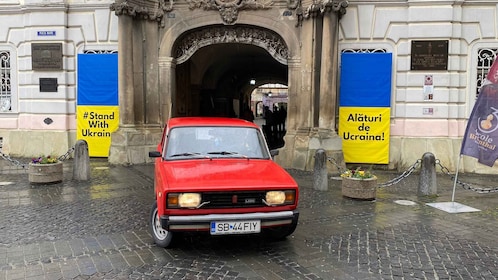 Besuche Medias und befestigte Kirchen mit einem historischen Auto