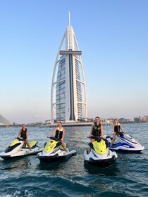 Dubai: Dubai: 30 minuutin vesiskootterikierros Burj Al Arabiin: 30 minuutin...