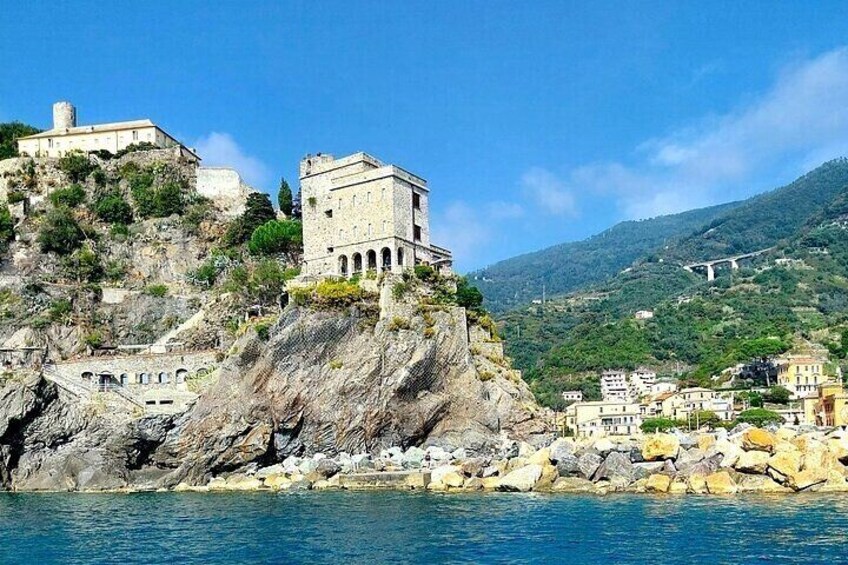 6/7-Cinque Terre boat tour with aperitif