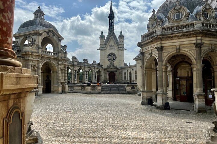 Château de Chantilly Tour from Paris Including the Great Stables of the Prince de Conde and a Renaissance-Style Meal