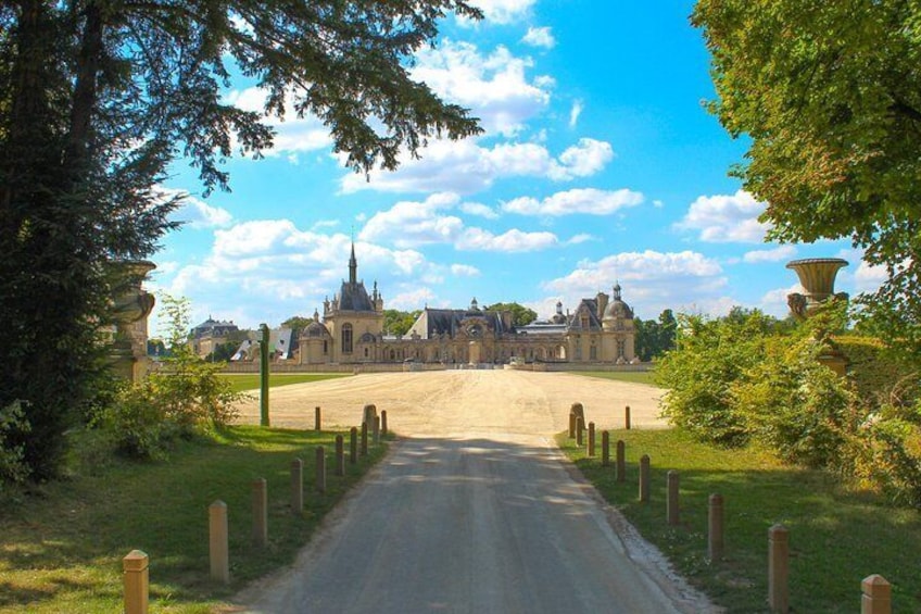 Château de Chantilly Tour from Paris Including the Great Stables of the Prince de Conde and a Renaissance-Style Meal