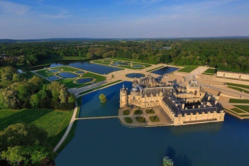 The Great Stables of Prince de Conde and Renaissance-Style Meal at Palace of Chantilly