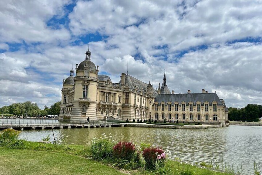 Château de Chantilly Tour from Paris Including the Great Stables of the Prince de Conde and a Renaissance-Style Meal