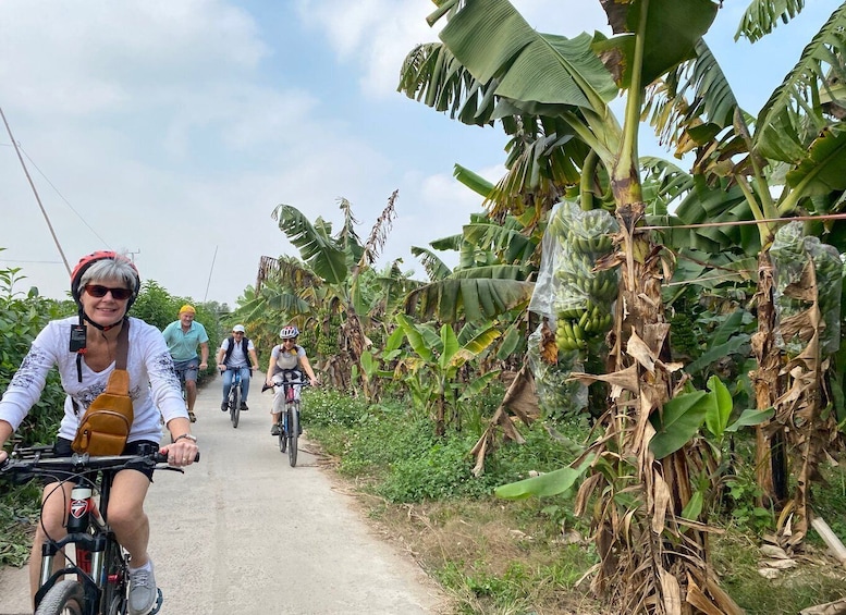 Hanoi: Bike Tour Through Hidden Gems and Banana Island