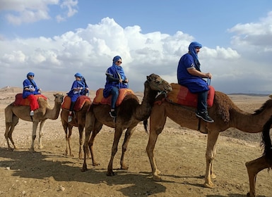 Zonsondergang kamelentocht in de Agafay woestijn vanuit Marrakech