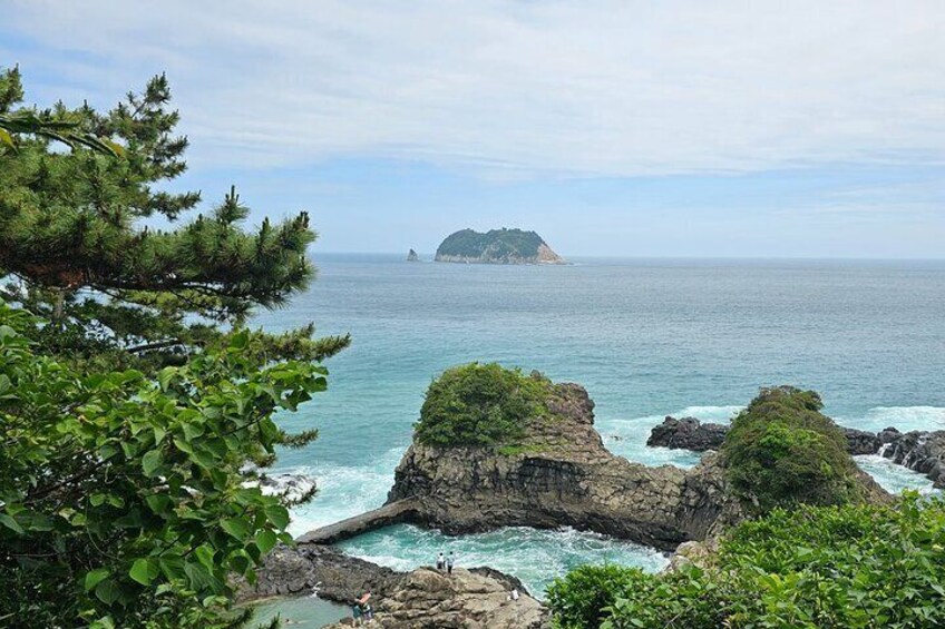 Oedolgae, the starting point of Jeju Olle Trail Course 7, is a stone pillar that rises 20m high from the sea. Standing alone on the sea, it was named ‘Oedolgae’.