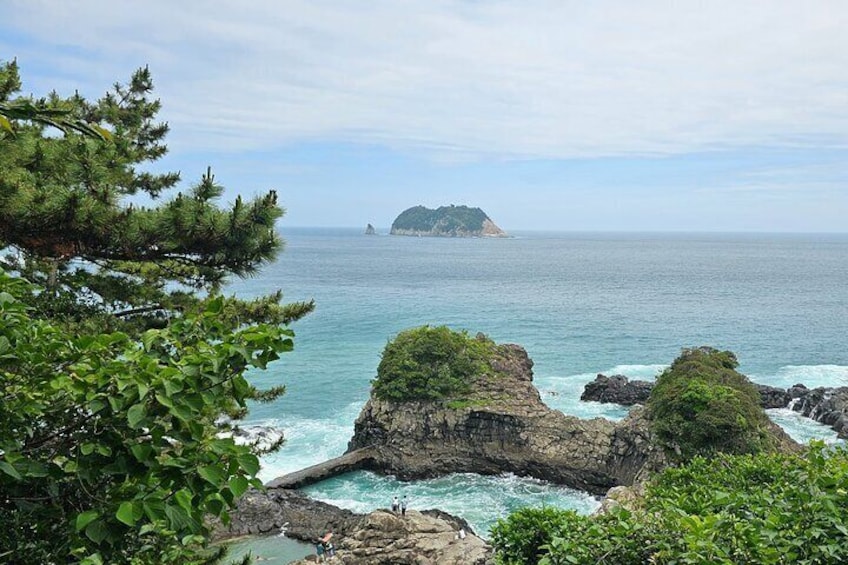 Oedolgae, the starting point of Jeju Olle Trail Course 7, is a stone pillar that rises 20m high from the sea. Standing alone on the sea, it was named ‘Oedolgae’.