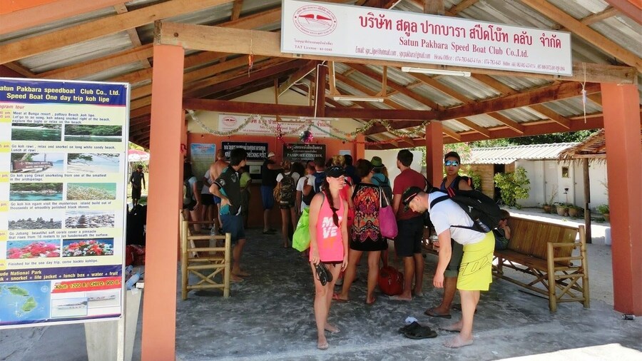 Travel from Koh Bulone to Koh Lipe by Satun Pakbara Speed Boat