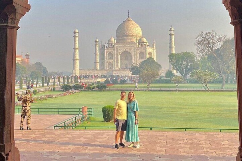 Couple Tour of Taj Mahal