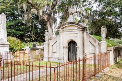 Charleston: recorrido nocturno por el cementerio de Magnolia