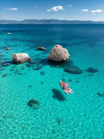 Cagliari: Paseo en barco por la Silla del Diablo con Spritz y patatas frita...