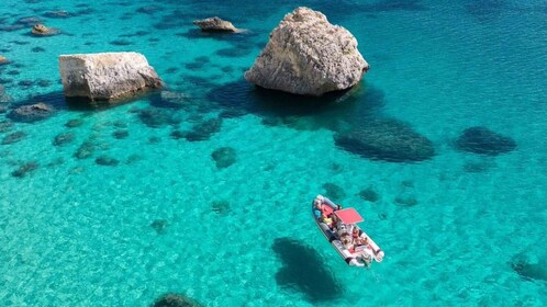 Cagliari: Paseo en barco por la Silla del Diablo con Spritz y patatas frita...