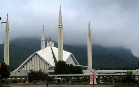 Islamabad: City Tour with Faisal Mosque and Lake View Park