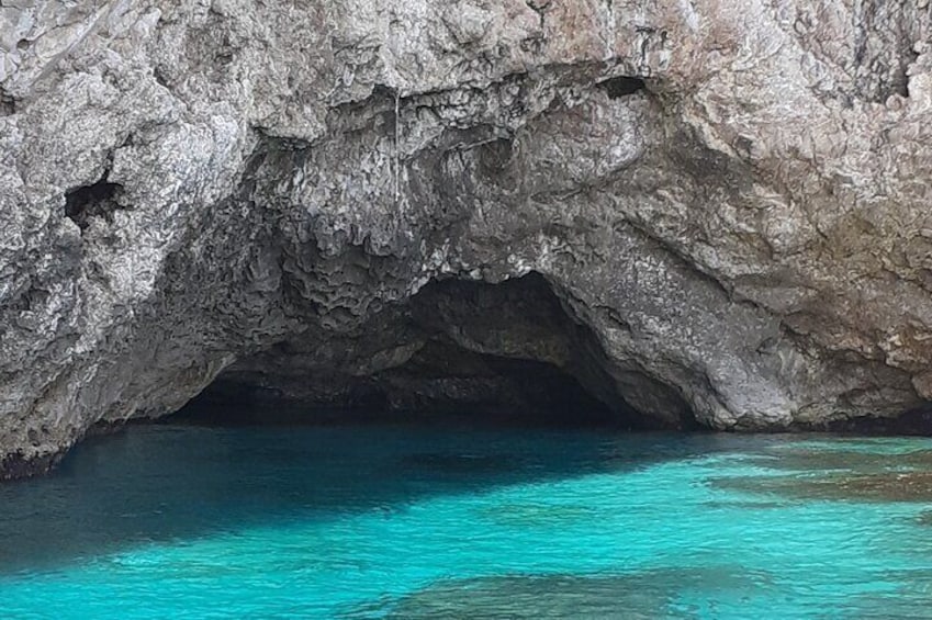 Private boat excursion to beautiful island of Taormina