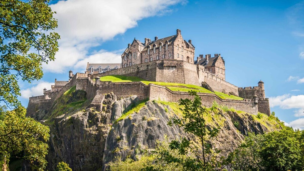 Edinburgh Castle: Highlights Tour with Fast Track Entry