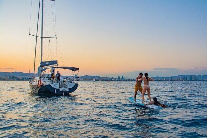 Private Sailing Tour along the Coast of Barcelona at Sunset