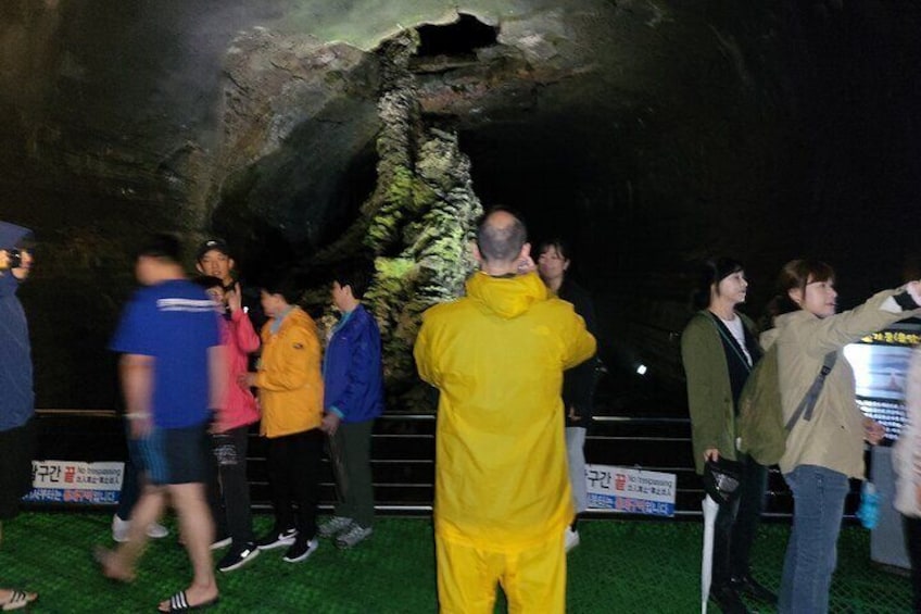 Private Tour Manjanggul cave & Jeju stone park in jeju island 
