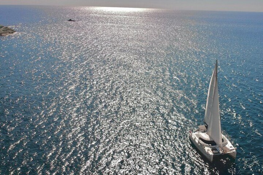 Santorini: Premium Small-Group Catamaran Cruise with Food/Drinks