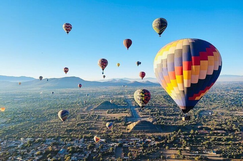 Balloon flight in Teotihuacan with breakfast in cave from CDMX