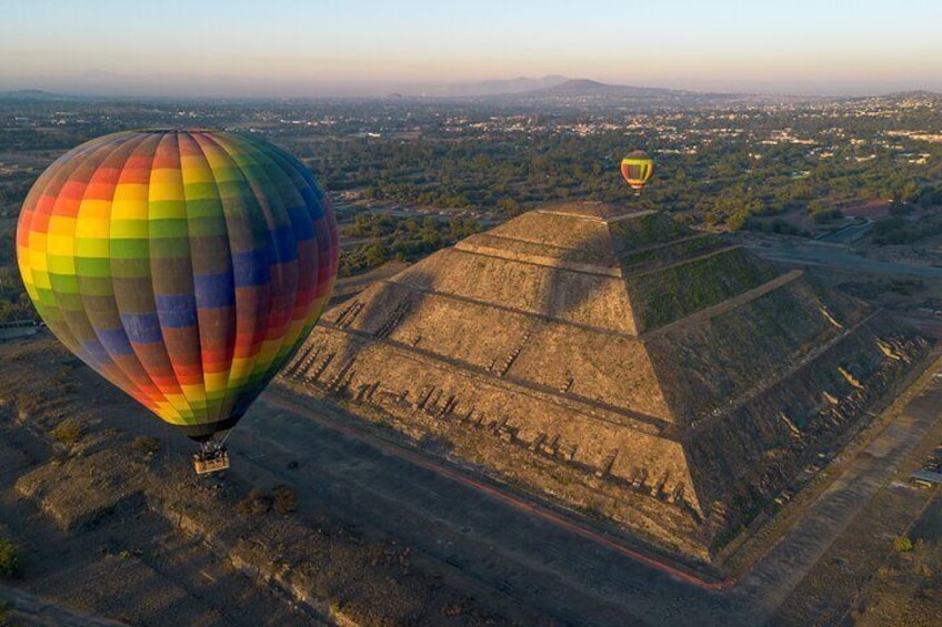 Balloon flight in Teotihuacan with breakfast in cave from CDMX