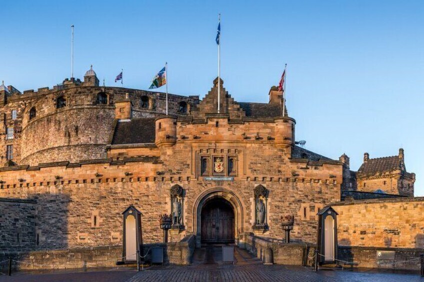 Private Edinburgh Castle Walking Tour with Skip-the-Line Access