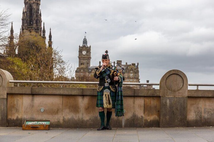 Private Edinburgh Castle Walking Tour with Skip-the-Line Access