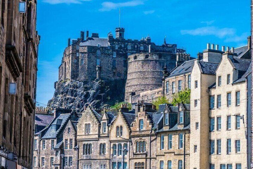 Private Edinburgh Castle Walking Tour with Skip-the-Line Access