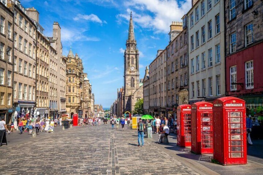 Private Edinburgh Castle Walking Tour with Skip-the-Line Access