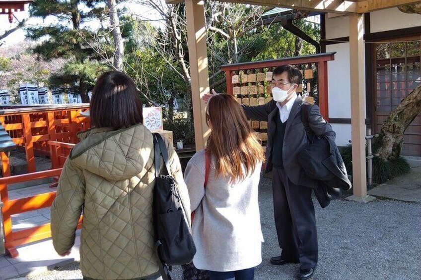 I am guiding guests in front of Benzaiten shrine.