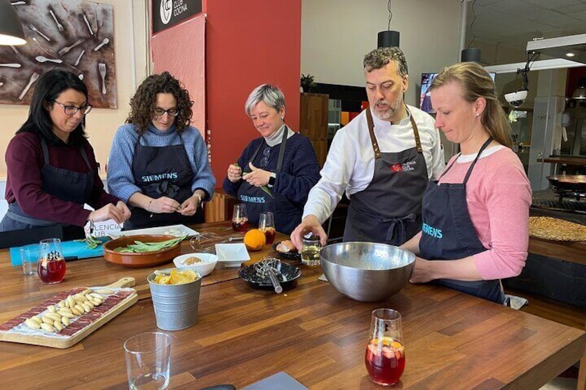 Valencian paella workshop and visit to the Algirós market