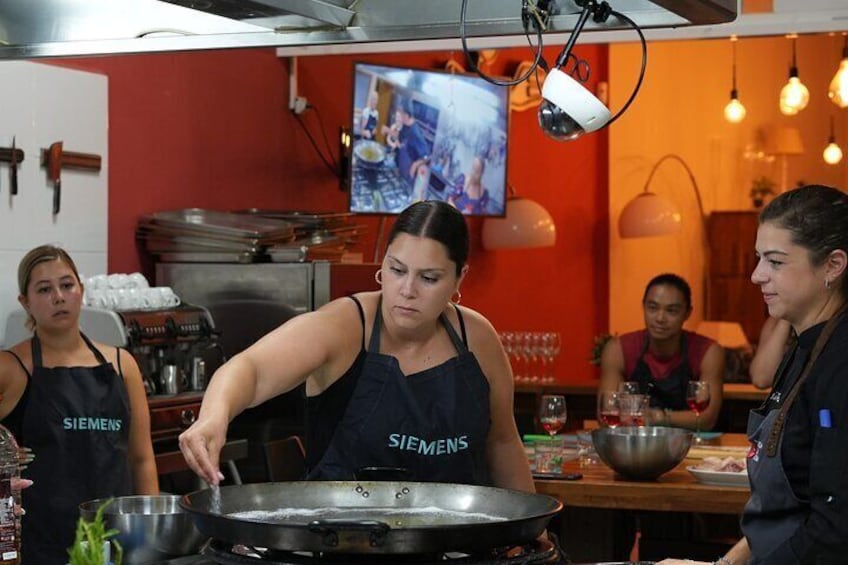 Valencian paella workshop and visit to the Algirós market