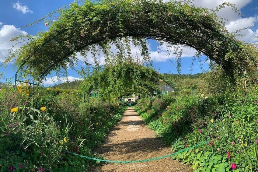 Giverny Half Day Guided Trip with Monet's House & Gardens from Paris by minivan