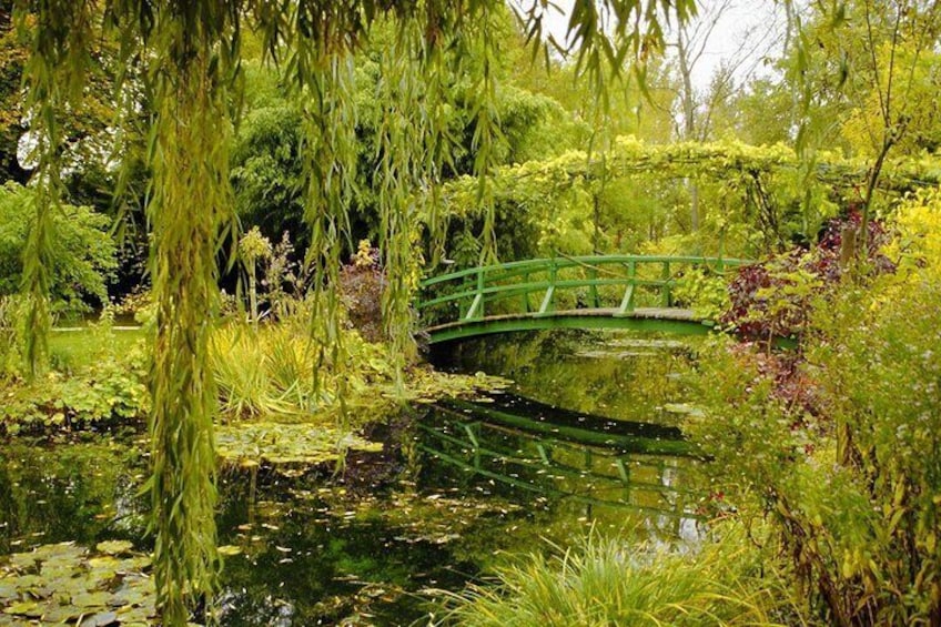 Giverny Half Day Guided Trip with Monet's House & Gardens from Paris by minivan