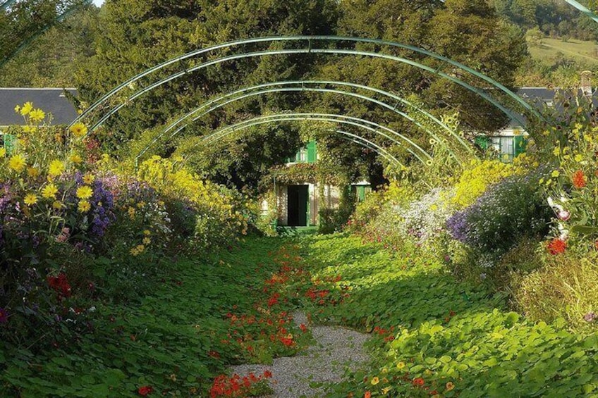 Giverny Half Day Guided Trip with Monet's House & Gardens from Paris by minivan