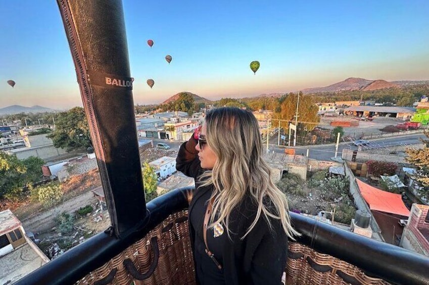 Balloon flight in Teotihuacán + Pick up CDMX + Breakfast in cave.