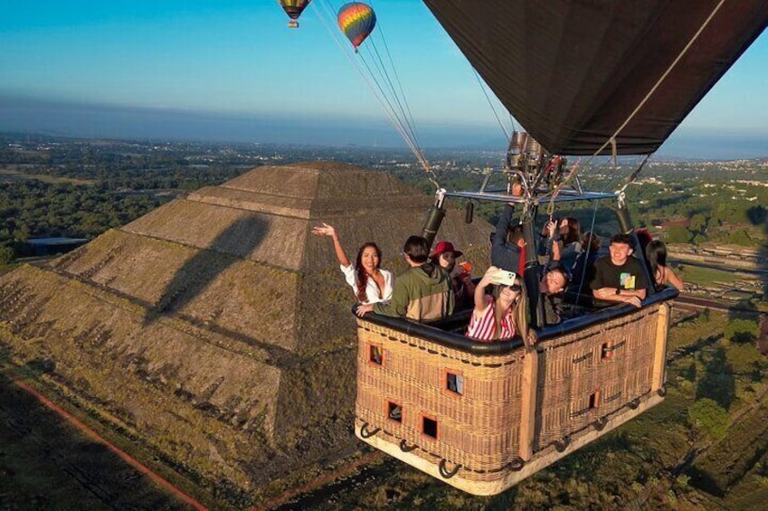 Balloon flight in Teotihuacán + Pick up CDMX + Breakfast in cave.