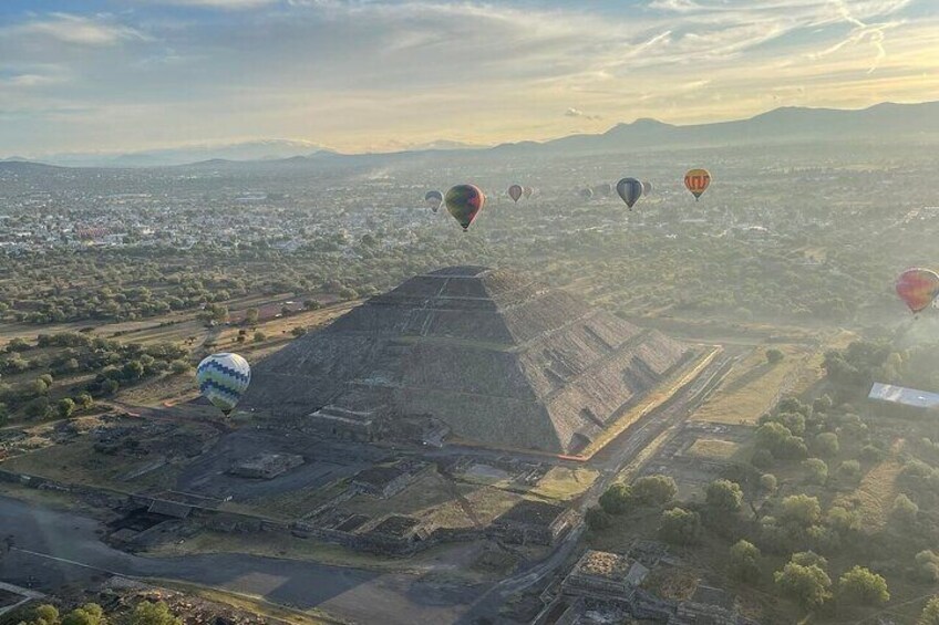 Balloon flight in Teotihuacán + breakfast in cave + Transport