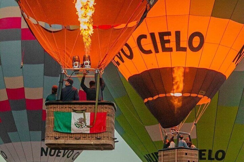 Balloon flight in Teotihuacán + breakfast in cave + Transport